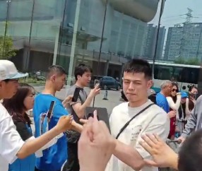 背水一战！北京男篮今天前往杭州 球迷现场送行&鼓励球队打回北京