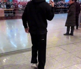 大批球迷迎接！郭艾伦：这么多年第一次外出打工 等我回家