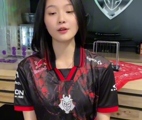 瓦学弟的妈妈这不就来咯！G2更新华裔美女瓦罗兰特女队选手AKITA自我介绍视频