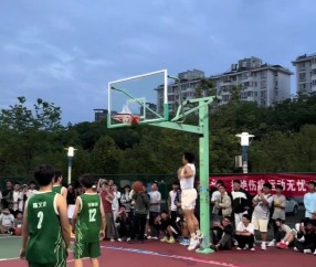 野球场上滑翔暴扣！矣进宏晒视频：这氛围太棒 珍惜当下