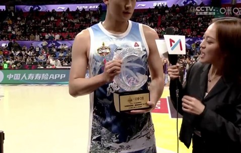 代表大学生联队夺MVP！管子煜:光脚不怕穿鞋 从小的目标是打进CBA