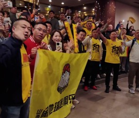 不离不弃❤️山西球迷赛后高喊“继续战斗” 主帅潘江鞠躬致谢