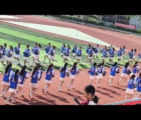 😂一堆恩比德来袭哈哈！某校运动会开幕式女生全穿大帝球衣