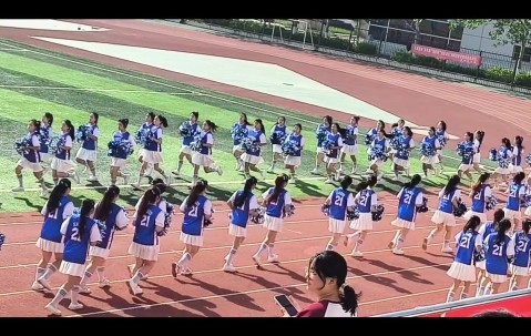 😂一堆恩比德来袭哈哈！某校运动会开幕式女生全穿大帝球衣
