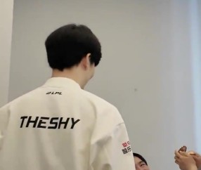 TheShy赛后更新视频分享与Zdz后台见面视频：又见面咯！