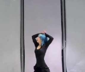 可以当颜值主播了！小米粥晒自己热舞视频：蓝发妹妹！