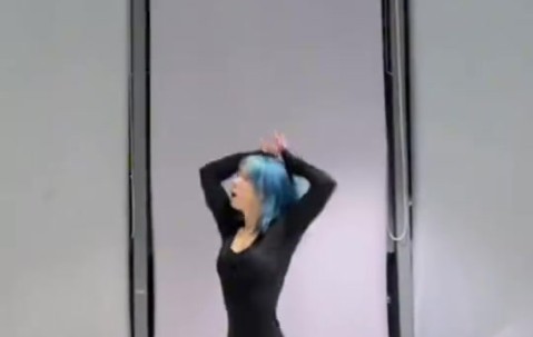 可以当颜值主播了！小米粥晒自己热舞视频：蓝发妹妹！