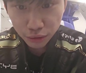 太难了😬Doinb更新动态：西安大暴雨飞机备降银川 我咋去西安？