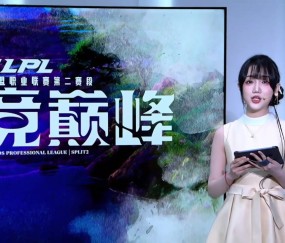 本场互动女主持人十月：无袖紧身上装+小香风礼服裙