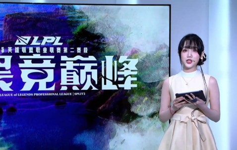 本场互动女主持人十月：无袖紧身上装+小香风礼服裙