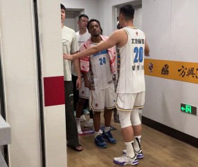 家有一老👍赛后冲突时 翟晓川拦住队友并耐心劝说！