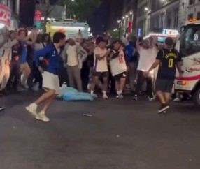 这不好🤕尼克斯球迷以多欺少 用垃圾砸哈利伯顿球迷