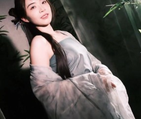 LPL主持余霜分享古风视频：青山崎岖，可否同行？